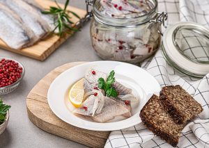 Śledzie w oleju z cebulką podane na talerzu